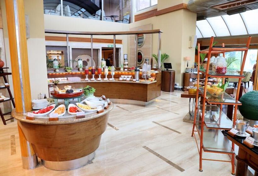 Отель Vivanta Ernakulam, Marine Drive