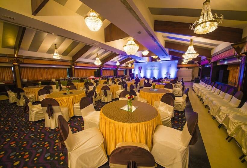 Отель The Renai Cochin