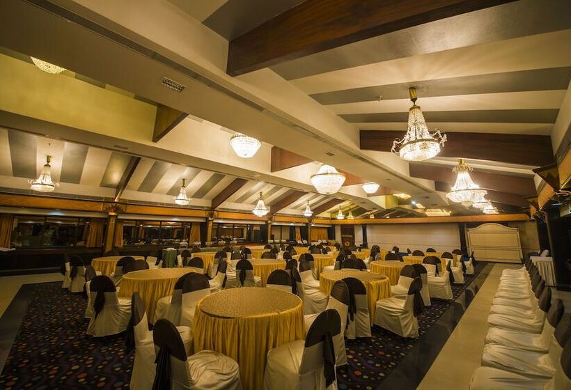 Отель The Renai Cochin