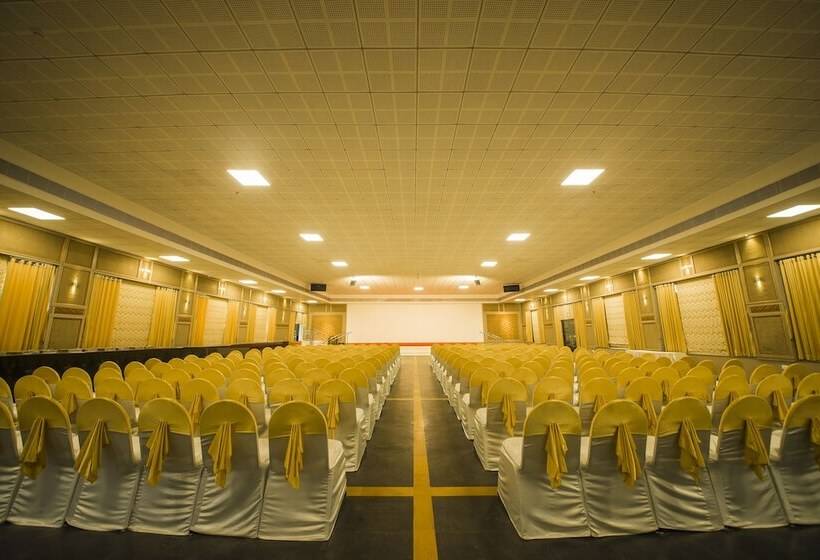 Отель The Renai Cochin