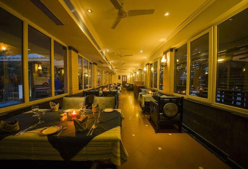 Отель The Renai Cochin