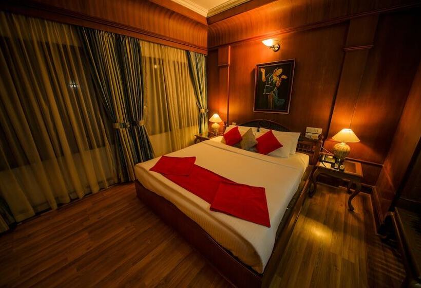 Отель The Renai Cochin