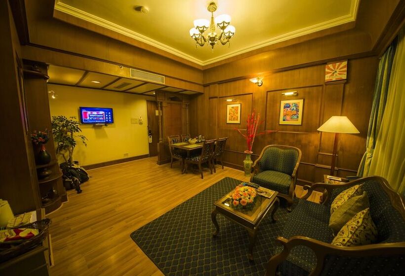 Отель The Renai Cochin