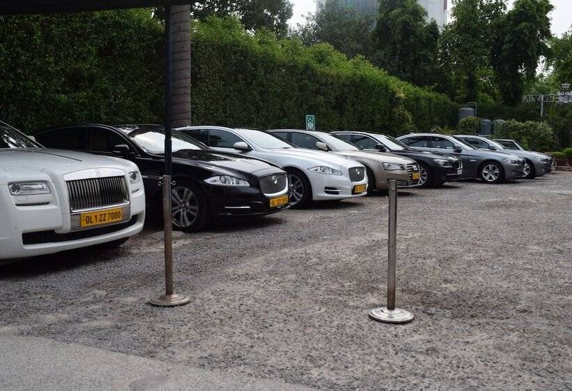 Отель The Royal Plaza