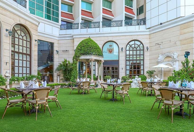 Отель The Royal Plaza