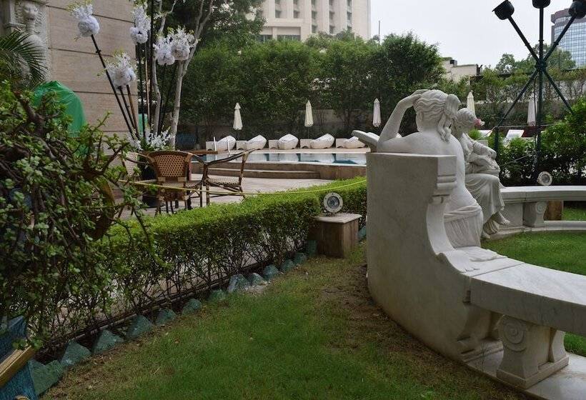 Отель The Royal Plaza