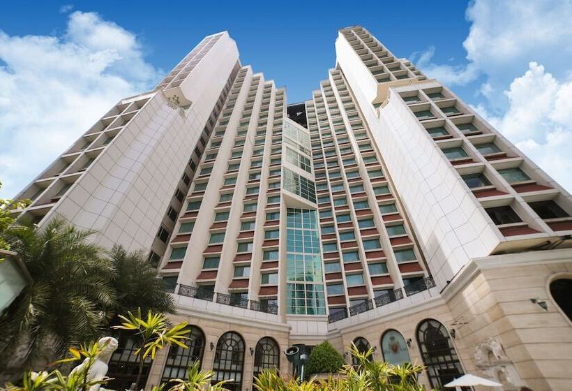 Отель The Royal Plaza