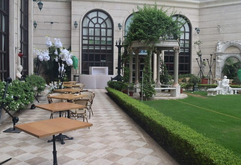 Отель The Royal Plaza