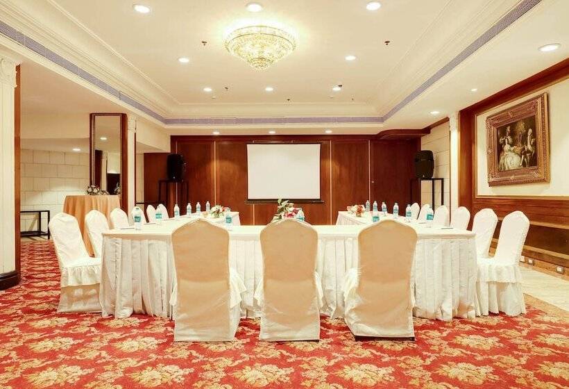 Отель The Royal Plaza