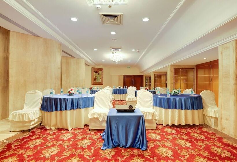 Отель The Royal Plaza