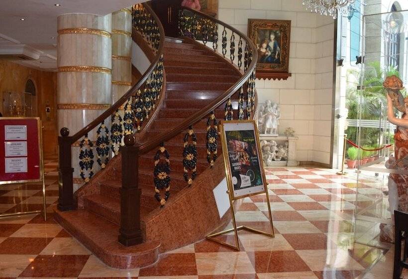 Отель The Royal Plaza