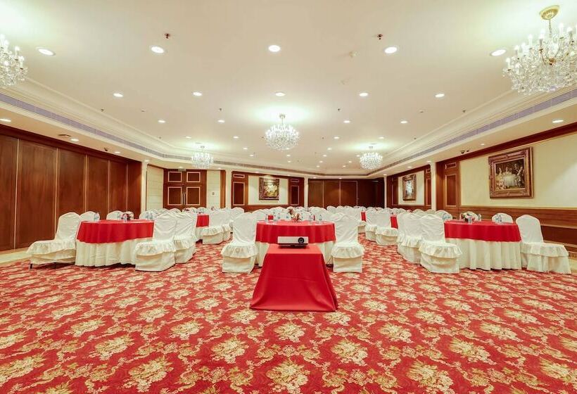 Отель The Royal Plaza