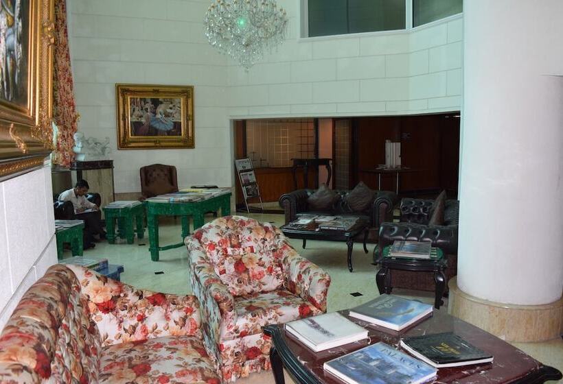 Отель The Royal Plaza