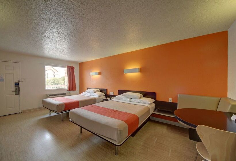 Motel 6 San Antonio, Tx  Downtown  Market Square