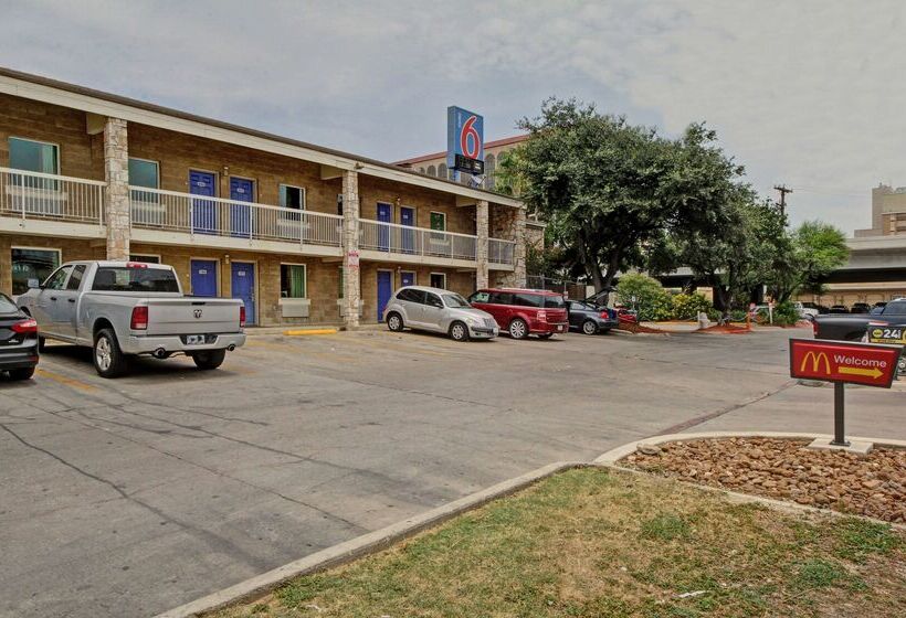 Motel 6 San Antonio, Tx  Downtown  Market Square