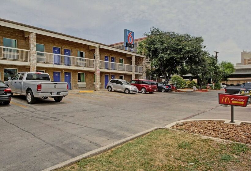 Motel 6 San Antonio, Tx  Downtown  Market Square