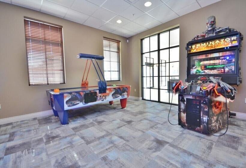 8 Bed 6 Ba Villa With Games, Pool & Spa