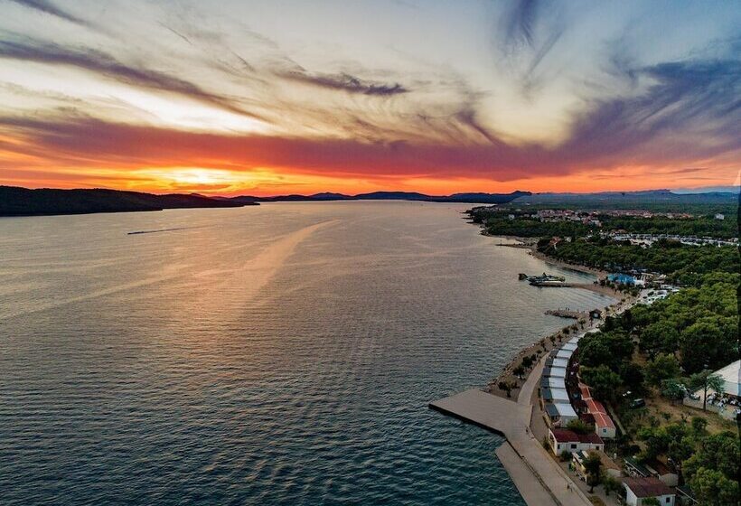 בית מלון כפרי Amadria Park Deluxe Mobile Homes