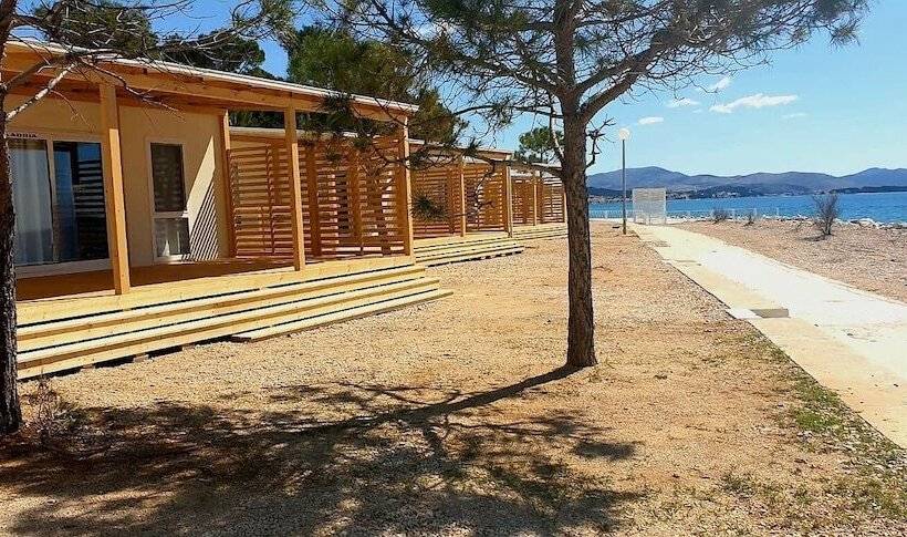 בית מלון כפרי Amadria Park Deluxe Mobile Homes