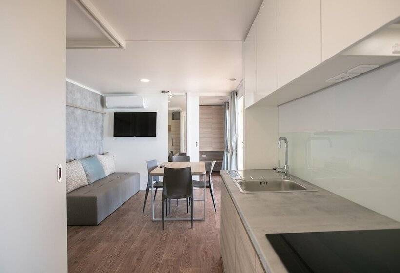 בית מלון כפרי Amadria Park Deluxe Mobile Homes