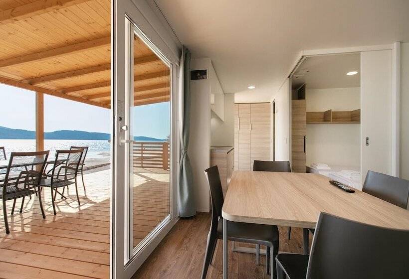 בית מלון כפרי Amadria Park Deluxe Mobile Homes