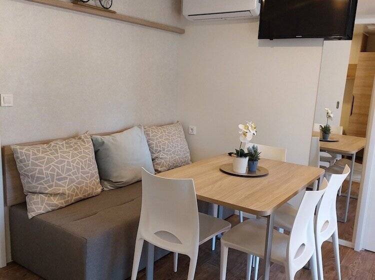 בית מלון כפרי Amadria Park Deluxe Mobile Homes