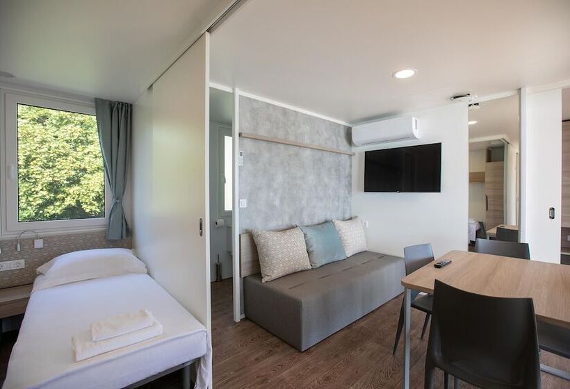 בית מלון כפרי Amadria Park Deluxe Mobile Homes