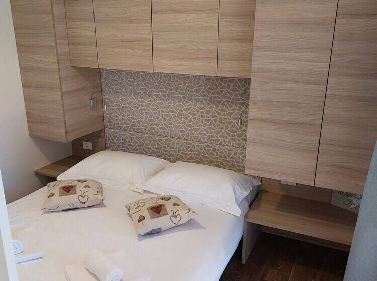 בית מלון כפרי Amadria Park Deluxe Mobile Homes