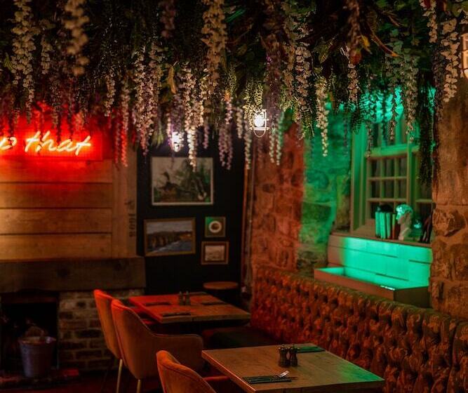 تختخواب و صبحانه Crux