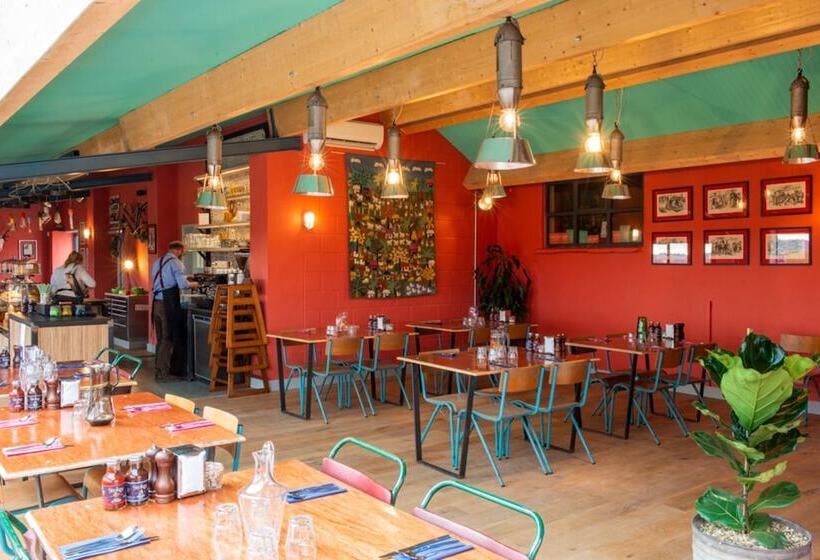 Charming Shepherds Hut With Wood Fired Hot Tub