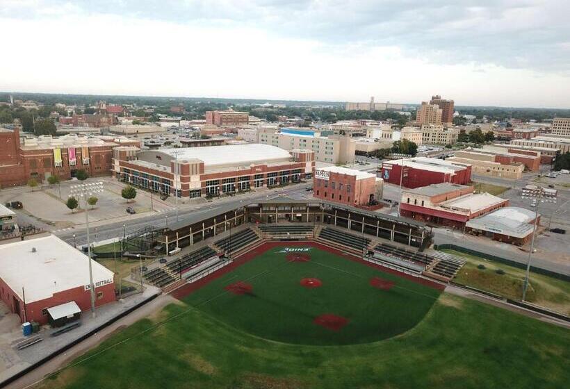 فندق Glō Best Western Enid Ok Downtown   Convention Center