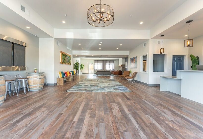 Отель The Lodge Lake Chelan