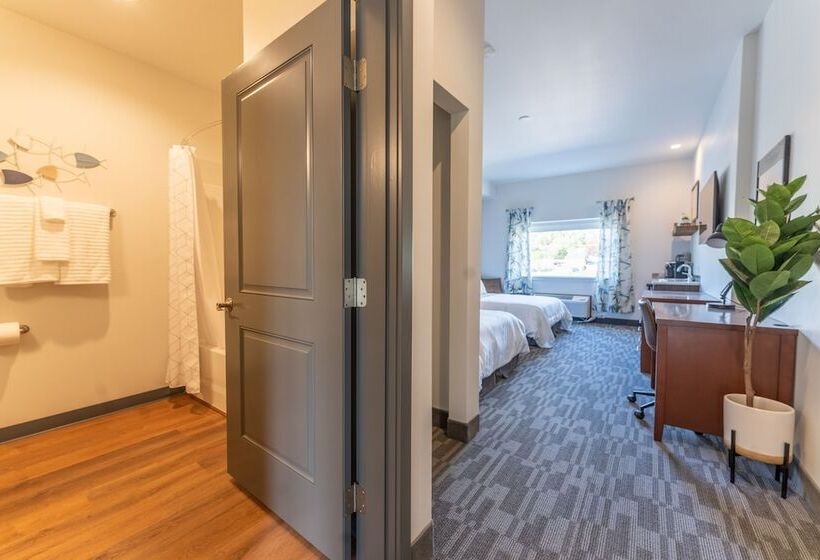 Отель The Lodge Lake Chelan