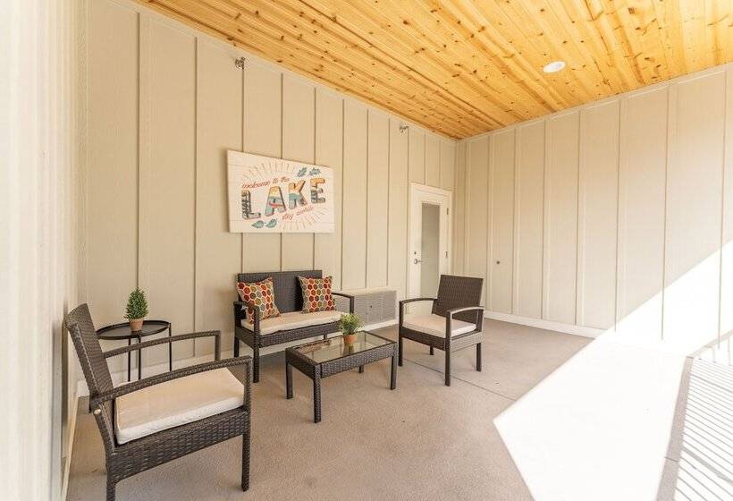 Отель The Lodge Lake Chelan