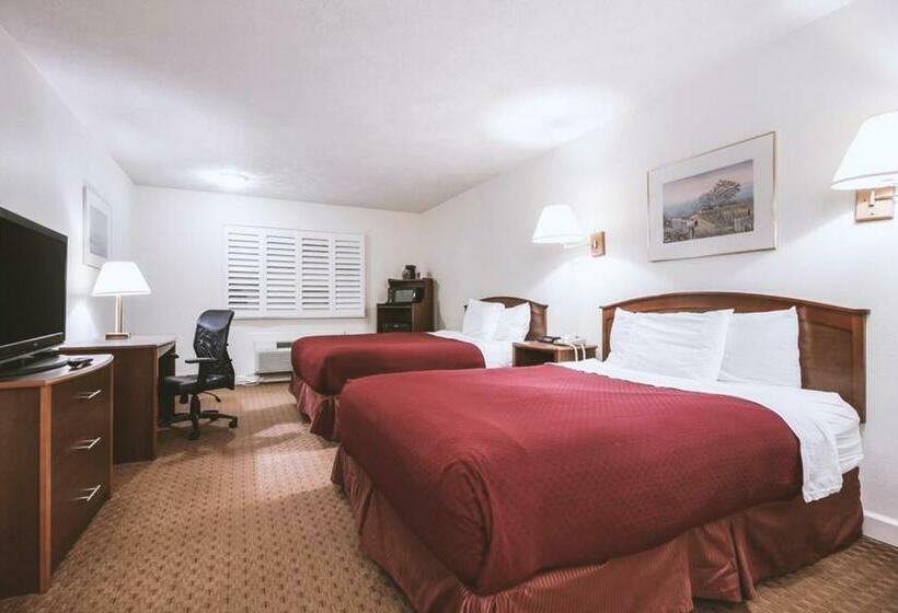 هتل Sky Palace Inn & Suites Mccook