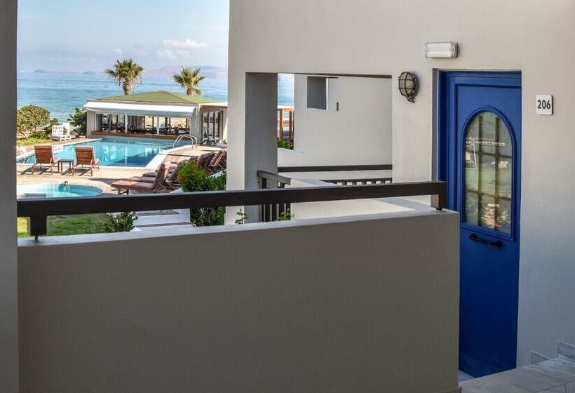 בית מלון כפרי Yria Beach