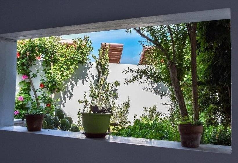 בית מלון כפרי Yria Beach