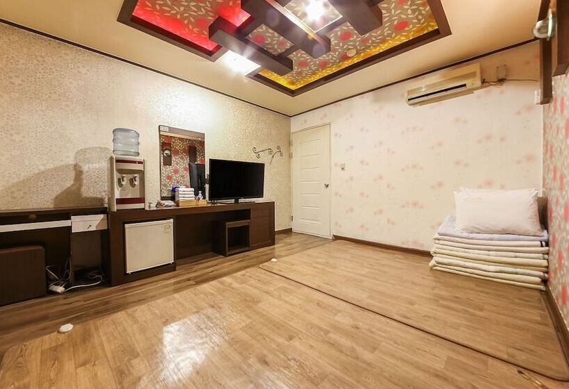 فندق على الطريق Gunsan Thema