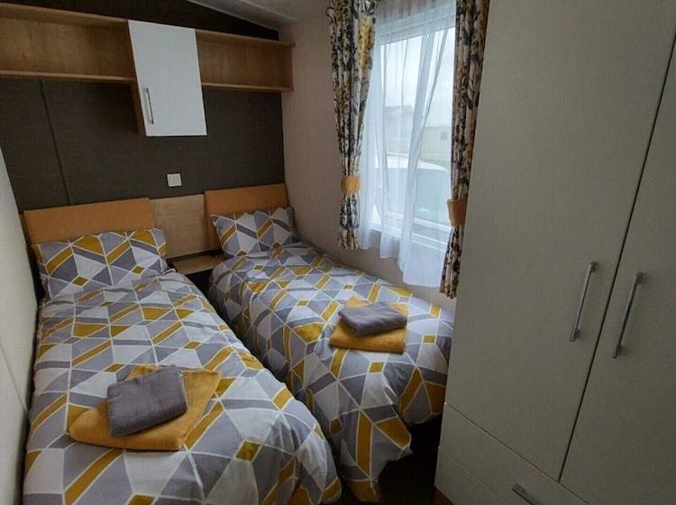 Beautiful 6 Berth Caravan In Bude