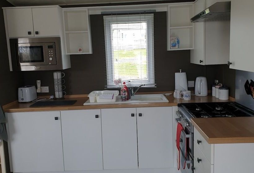 Beautiful 6 Berth Caravan In Bude