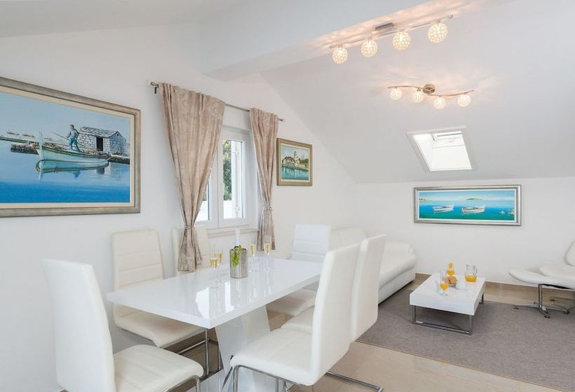 Beautiful Villa On The Coast In Sevid