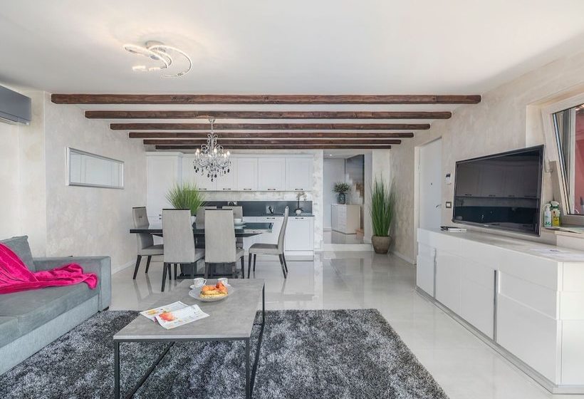 Beautiful Deluxe Villa With Sea View, Located In The Center Of Rovinj