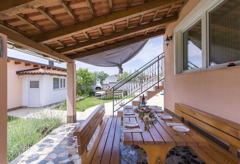 Beautiful Villa For Up To 6 Persons With Private Pool And Garden