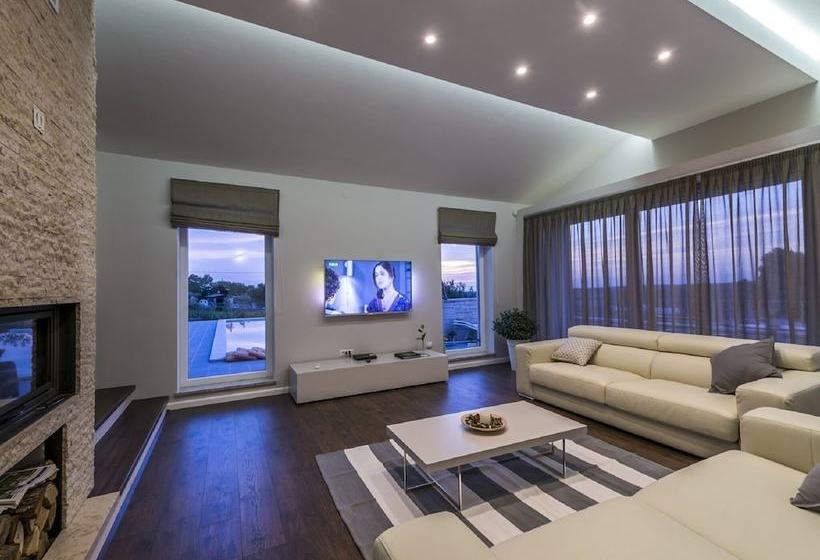 Luxury Villa With Infinity Swimming Pool, Outdoor Hot Tub & Garden