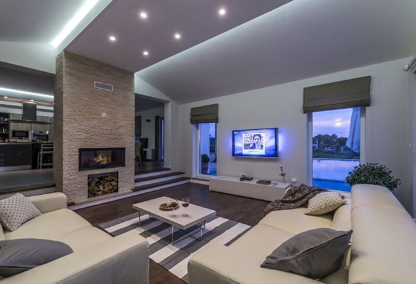 Luxury Villa With Infinity Swimming Pool, Outdoor Hot Tub & Garden