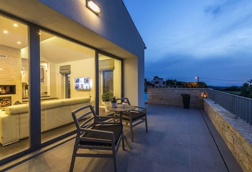 Luxury Villa With Infinity Swimming Pool, Outdoor Hot Tub & Garden