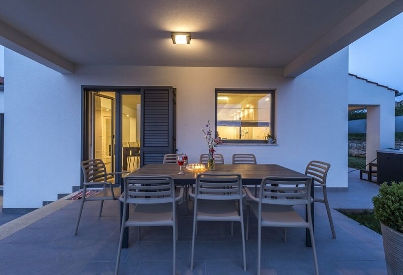 Luxury Villa With Infinity Swimming Pool, Outdoor Hot Tub & Garden