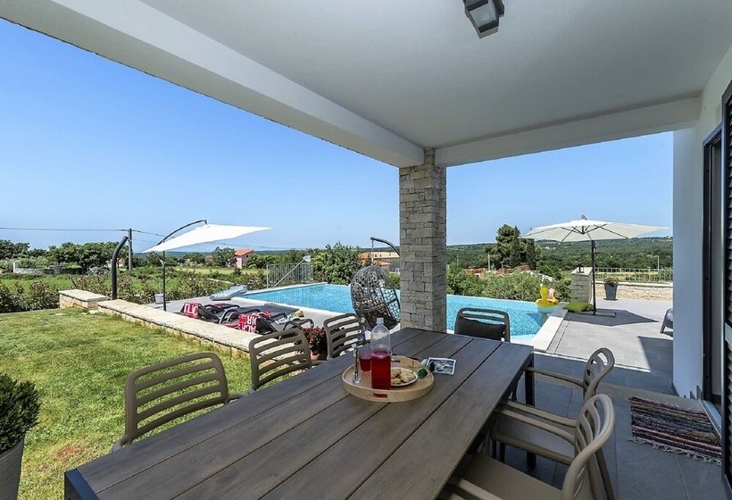 Luxury Villa With Infinity Swimming Pool, Outdoor Hot Tub & Garden