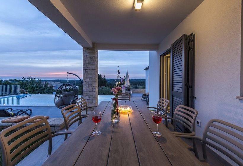 Luxury Villa With Infinity Swimming Pool, Outdoor Hot Tub & Garden