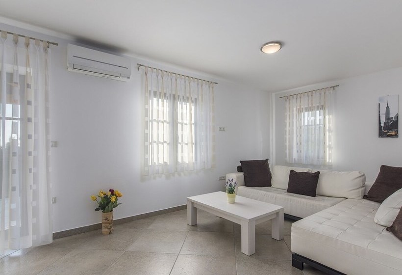 Modern Villa With Private Pool And Beautiful Garden 25 Km From Rovinj